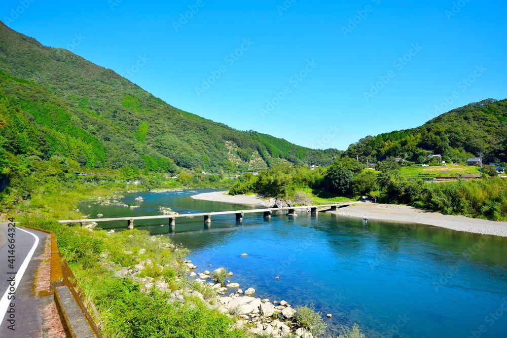 It is one of the subsidences in the Shimanto River. The Shimanto River is a very beautiful clear stream. It is a composition of the subsidence bridge seen from above. It is one of the subsidences in the Shimanto River. The Shimanto River is a very beautiful clear stream. It is a composition of the subsidence bridge seen from above.