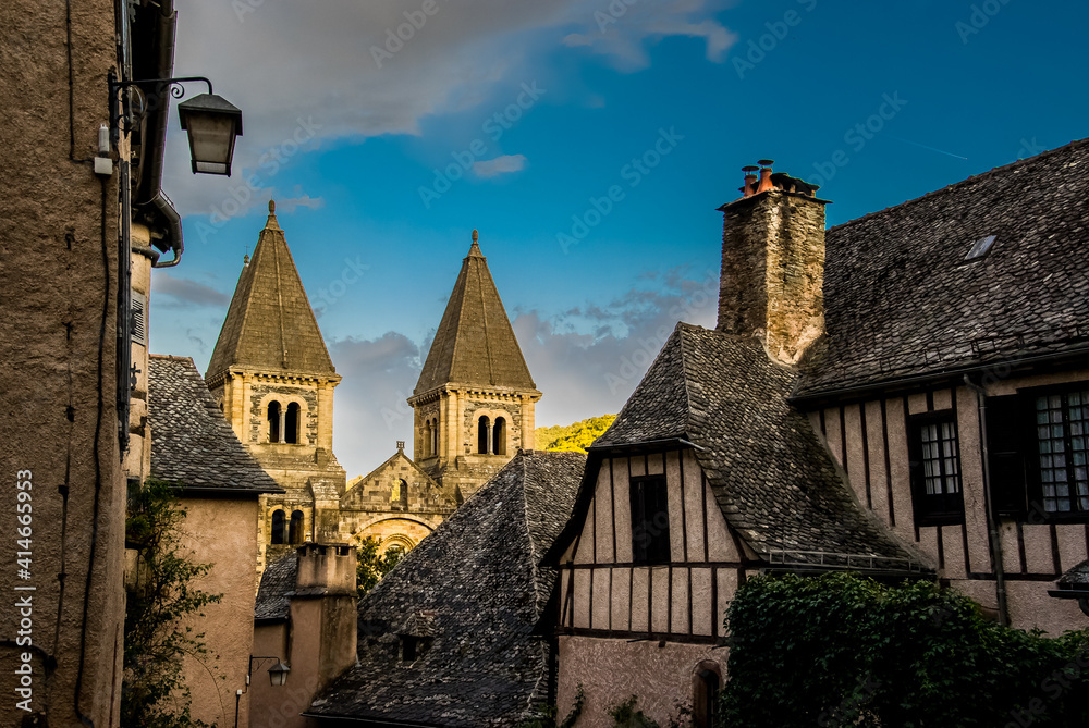 Casas, tejados, farolas y calles de una aldea histórica medieval francesa Casas, tejados, farolas y calles de una aldea histórica medieval francesa