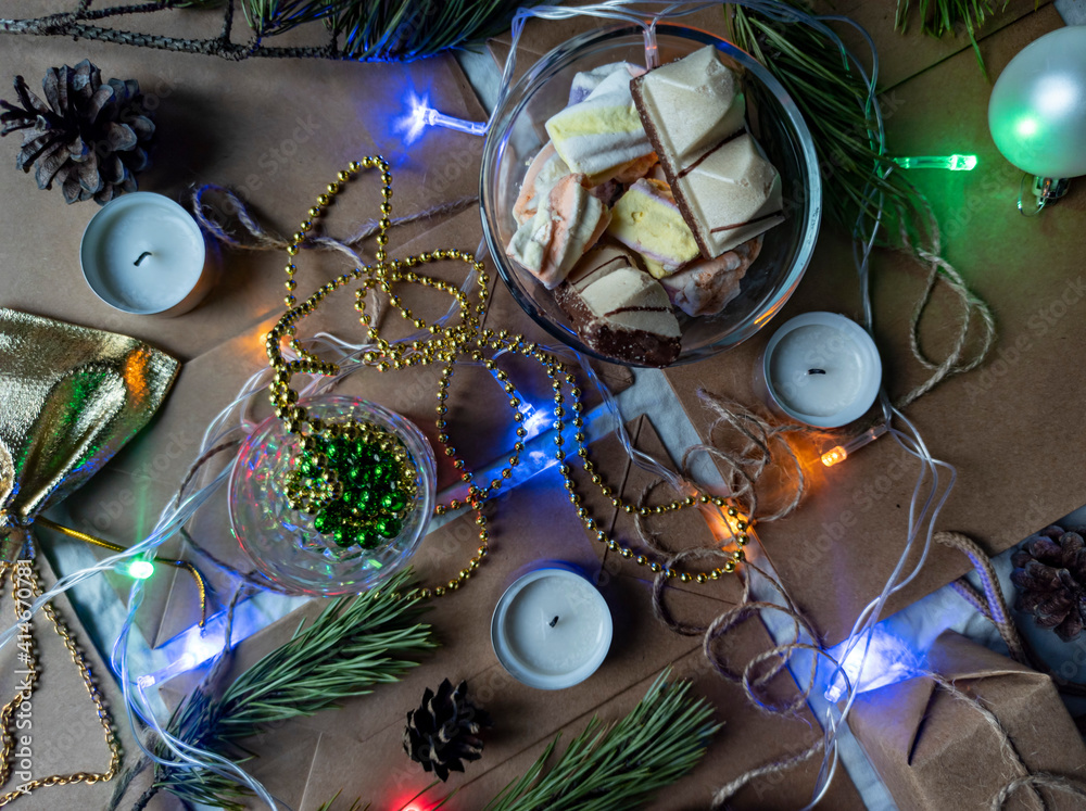 Photo New Year's flat ley. Christmas background. colorful decorations. new year multi-colored illumination. craft bags