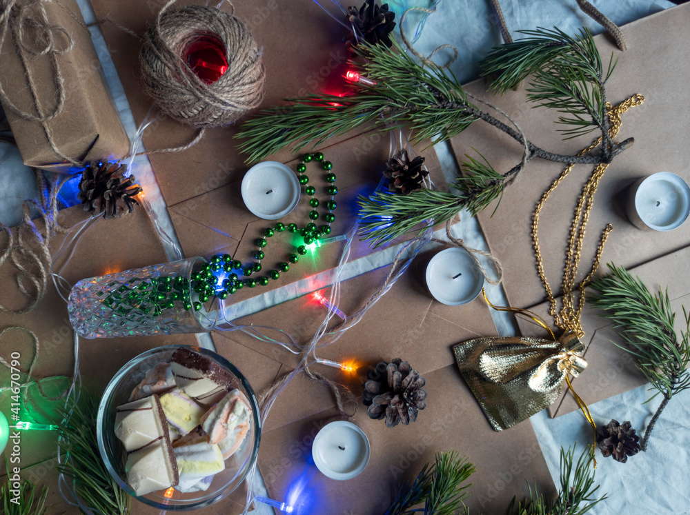 Photo New Year's flat ley. Christmas background. colorful decorations. new year multi-colored illumination. craft bags