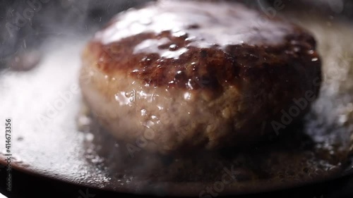 ハンバーグを焼く
