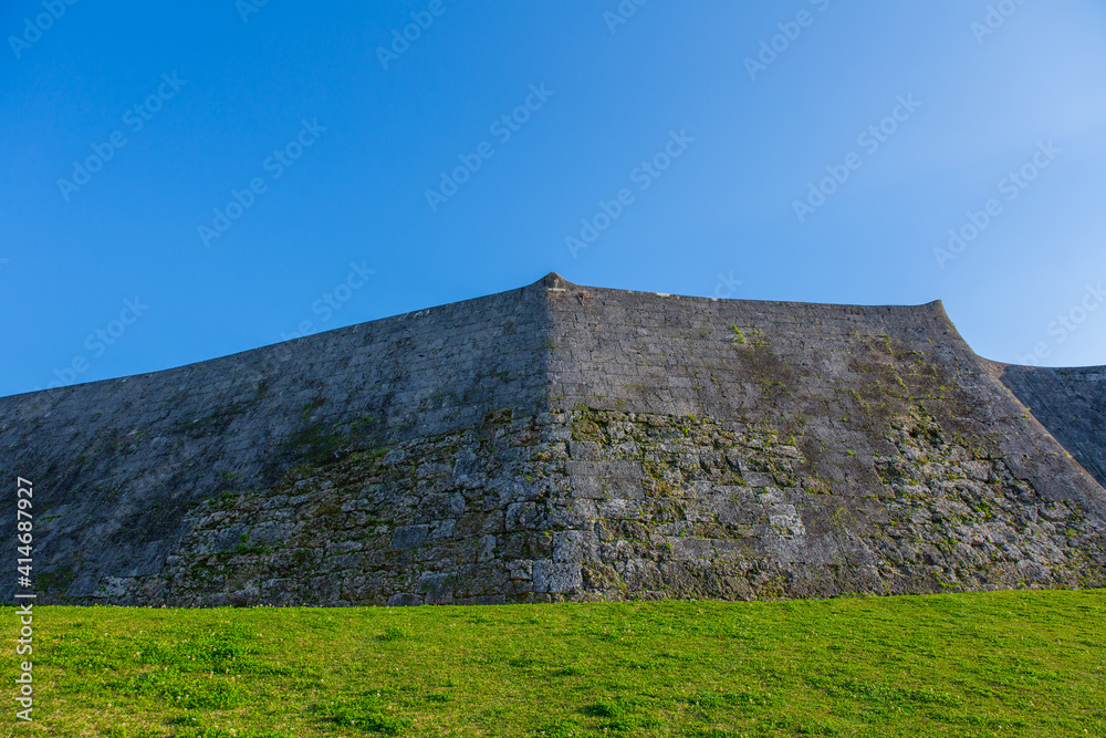 空と緑　首里城の石垣