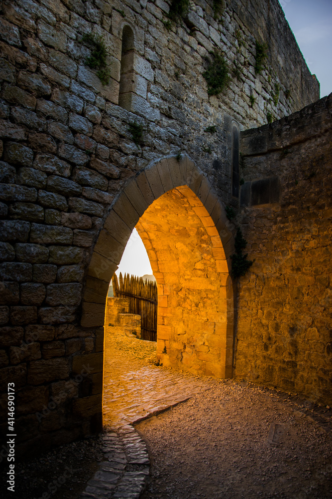 Contrastes de luces doradas y sombras en un castillo medieval francés al atardecer