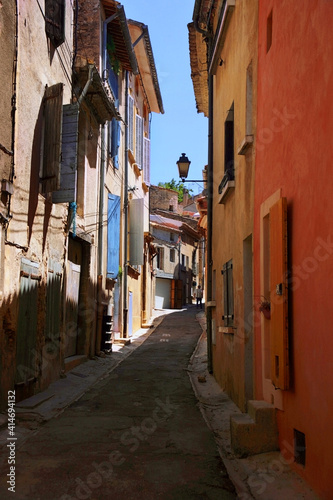 Rue de la Chapelle des Filles, Cucuron, Vaucluse, Provence-Alpes-Cote d'Azur, France: a pretty lane in the village © Will Perrett