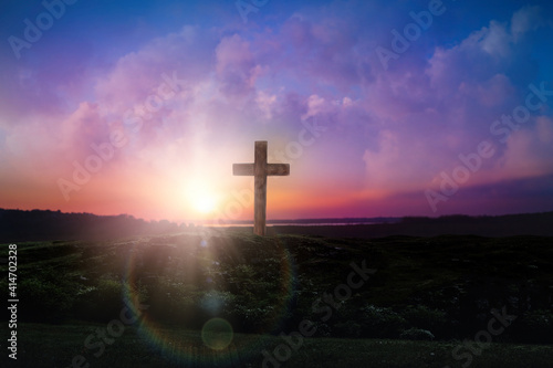 Foto Christian cross outdoors at sunrise. Resurrection of Jesus