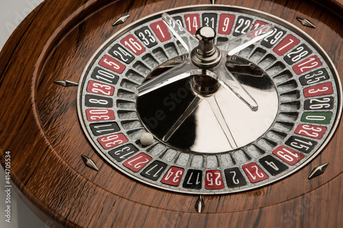 Roulette in legno isolata su sfondo bianco photo