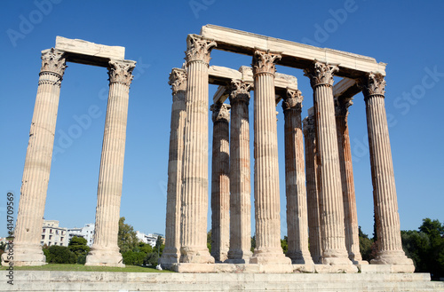 Athens is the cradle of classical civilization and philosophy. Also for the architecture temples, columns and capitals have spread in the Mediterranean civilizations. Here the Temple of Olympian Zeus.