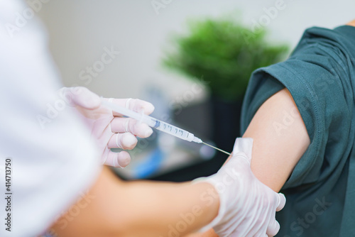 ワクチン接種　予防接種　筋肉注射 photo