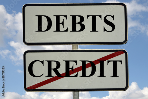 Concept de crédit refusé à cause des dettes avec un paneau de signalisation routière