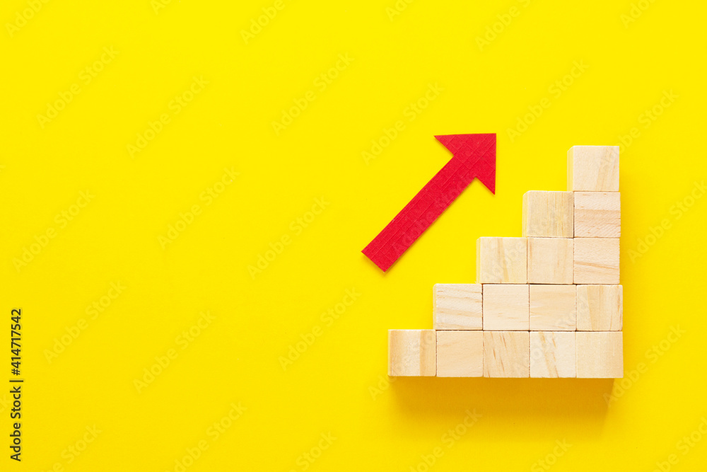 Obraz premium Business growth concept abstract yellow background. Red arrow and wooden stairs.
