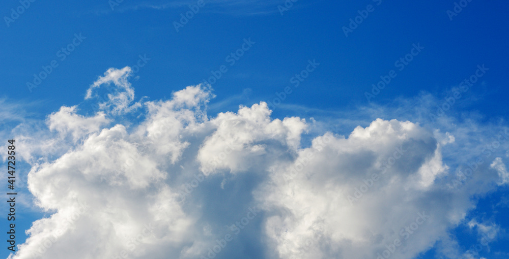 Obraz premium White clouds in blue sky
