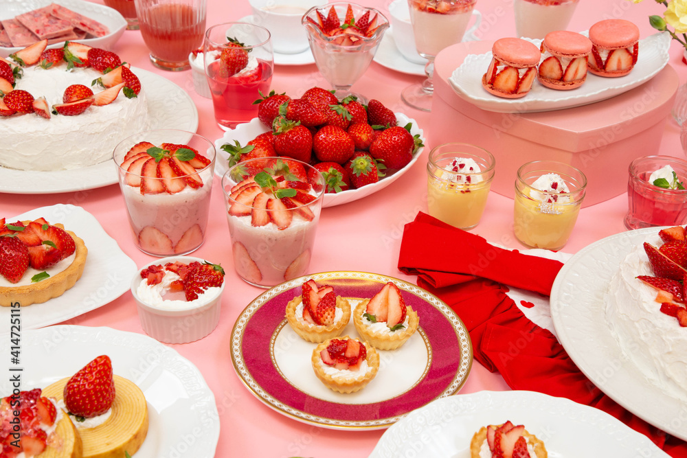 たくさんの苺のデザート