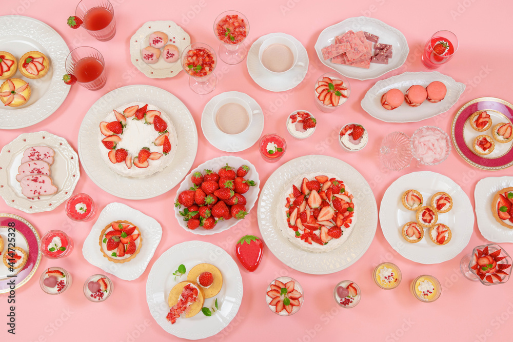 苺を使ったケーキやタルト ムースやマカロンのイメージ 苺を使ったケーキやタルト ムースやマカロンのイメージ