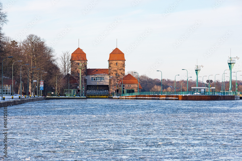 Schachtschleuse und Weserschleuse in Minden mit Eisschollen