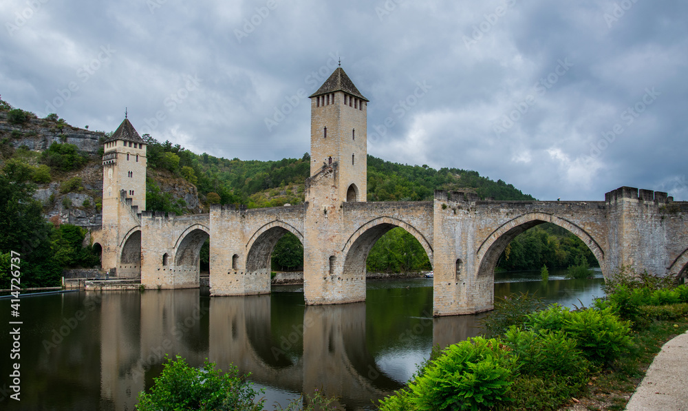 Puente medieval de Valentré sobre el río Lot en Cahors