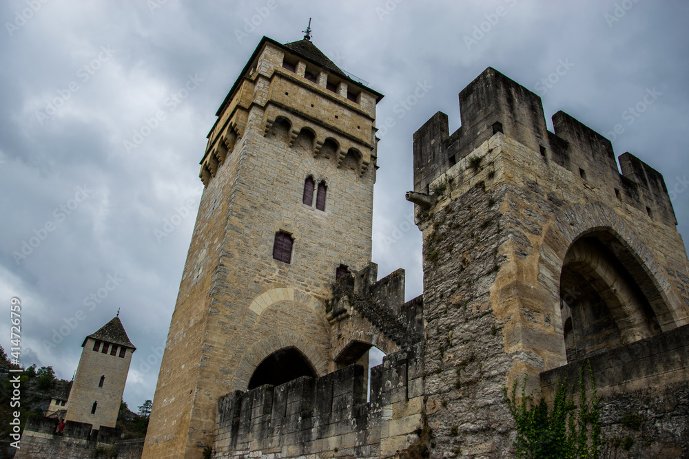 Imagen contrapicada de la torre principal del puente medieval de Valentré sobre el río Lot en Cahors