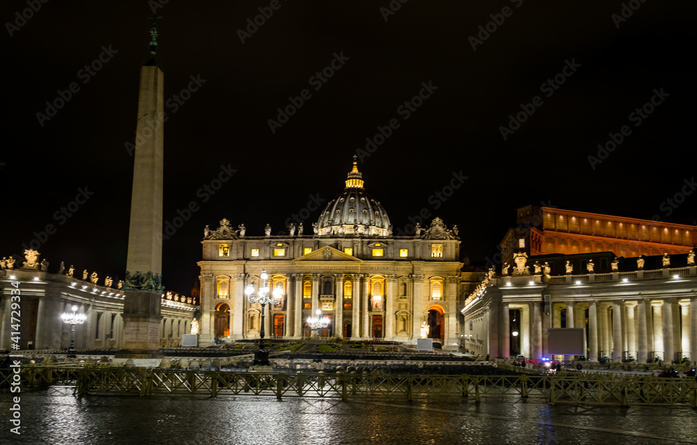 Plaza de San Pedro, en el Vaticano, por la noche.