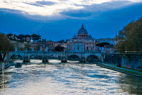 El río Tíber y la cúpula de la basílica de San Pedro durante un atardecer invernal en Roma