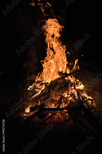 fuego palos troncos ardiendo en la noche oscuro 
