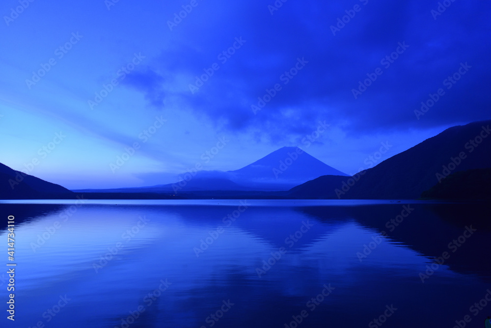 早朝の本栖湖 山梨県 早朝の本栖湖 山梨県