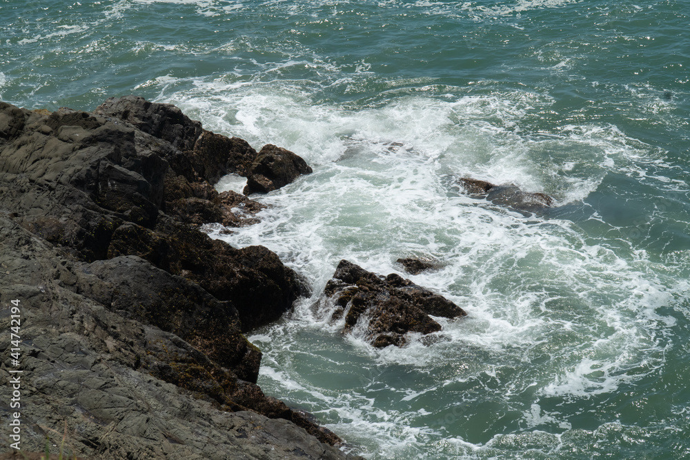 Obraz premium waves crashing on rocks