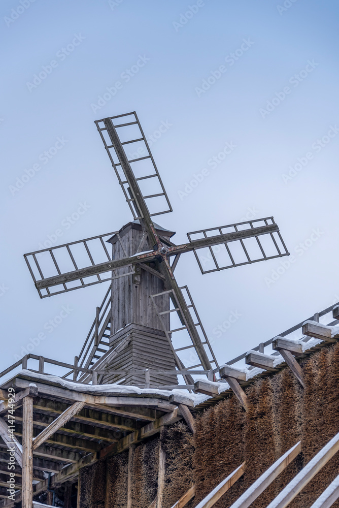 Deutschland, Sachsen-Anhalt, Schönebeck, Holzwindmühle auf dem Gradierwerk Schönebeck-Salzelmen, ältestes Soleheilbad Deutschlands