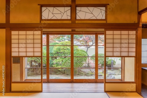 日本の伝統建築から庭を眺める