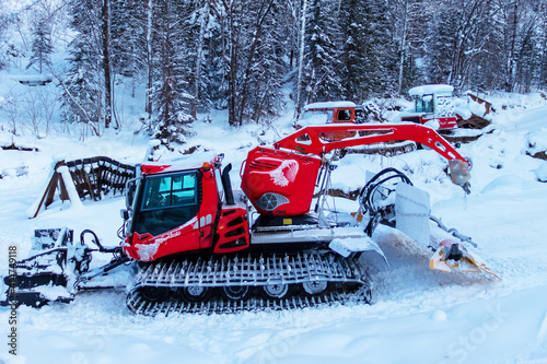 Tableau sur toile Red ratrak on the background of a snow-covered forest