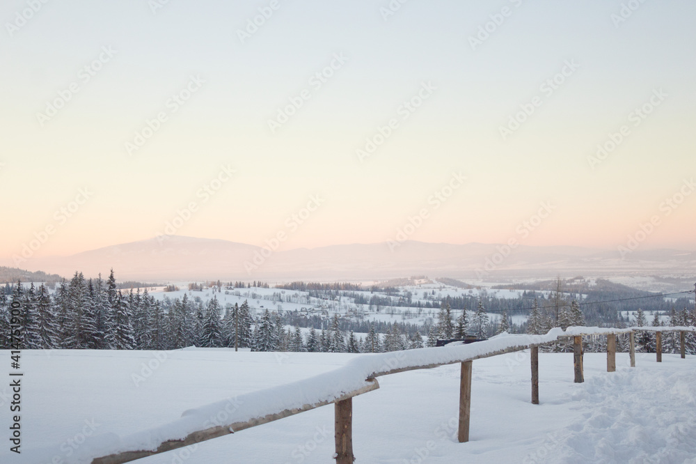 Krajobraz Zakopane, Gubałówka zimowy poranek w górach, panorama Tatr o poranku