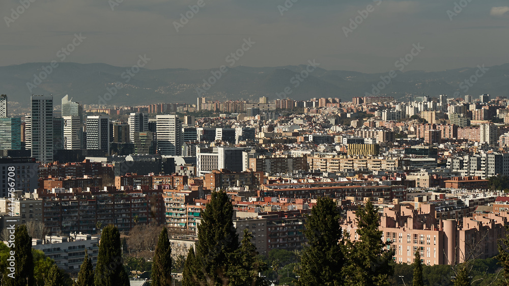 Vista general de Barcelona desde la montaña de Montjuic Edificios Viviendas Muchedumbre Sol Día Montaña