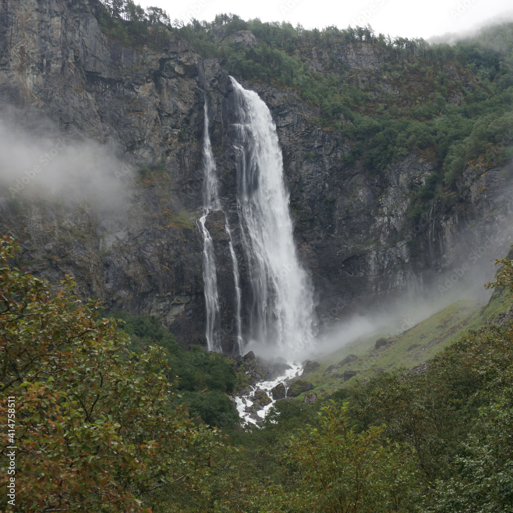Wasserfall in Wolken