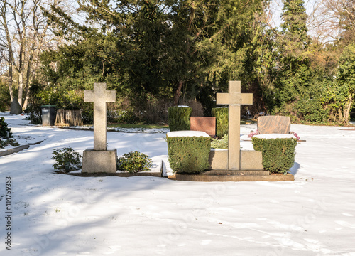 zwei Grabkreuze von der Rückseite mitten im Schnee photo
