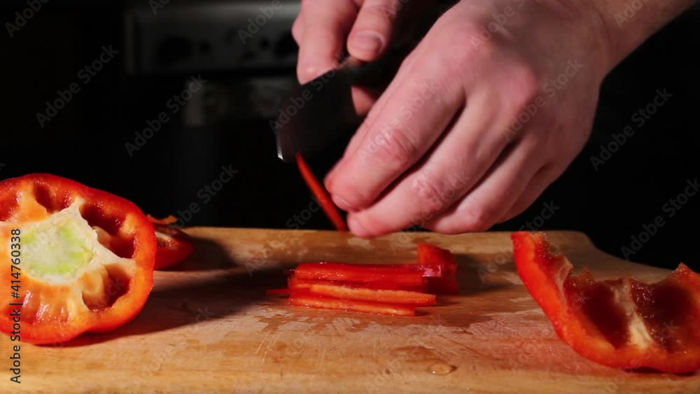 the chef cuts the sweet bell pepper. we cook at home, we cook ourselves according to the lessons online. the chef cuts the sweet bell pepper. we cook at home, we cook ourselves according to the lessons online.