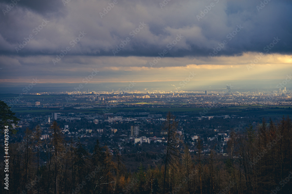 Obraz premium The skyline of the financial district of Frankfurt at sunset blue hour with fantastic sky and clouds