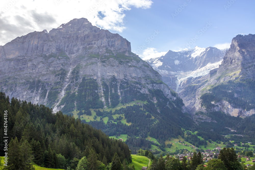 Obraz premium The Grindewald Valley in Switzerland on a sunny day