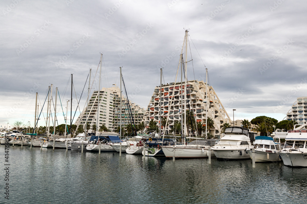 Immeubles typiques des années 60 de La GrandeMotte sur la côte — free download