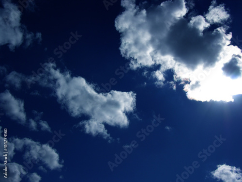 Fondo natural de cielo con nubes ocultando el sol