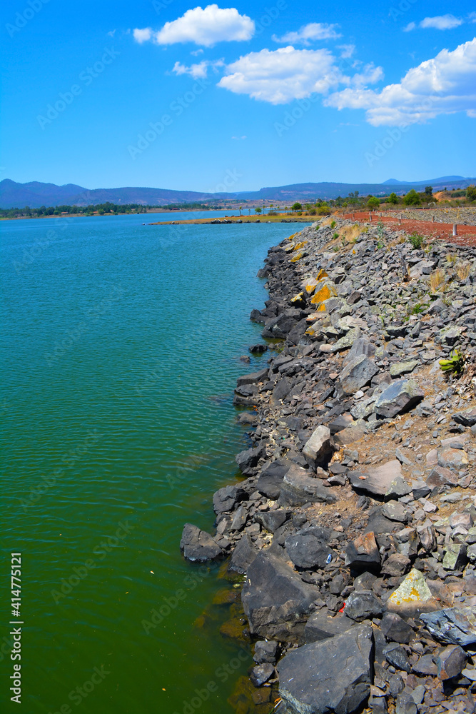 Paisaje natural a orillas de presa o lago en Tapalpa, Mexico