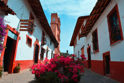 Hermosa calle con casas tradicionales en pueblo mágico de Tapalpa, al fondo su catedral photo