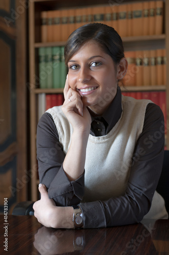 Ritratto di una giovane donna sorridente seduta in ufficio