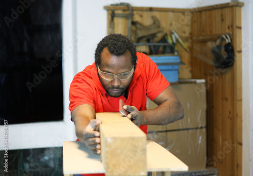 Schreiner bei der Arbeit