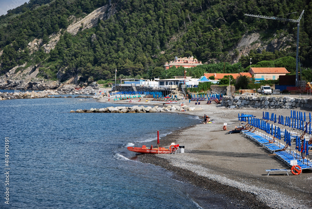 Spiaggia sul Mar Ligure a Chiavari in provincia di Genova, Liguria, Italia.