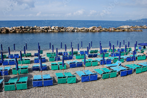 Spiaggia sul Mar Ligure a Chiavari in provincia di Genova  Liguria  Italia.