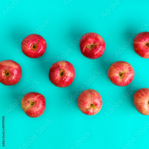Owocowy wzór czerwony jabłko na błękitnym tle. Leżał płasko, widok z góry. Projekt pop-artu, koncepcja kreatywnego lata. Tło żywności