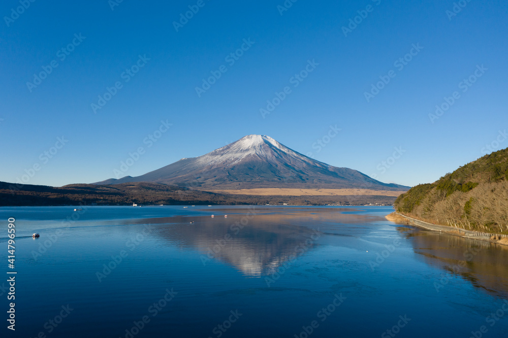 山中湖から望む富士山　冬景色