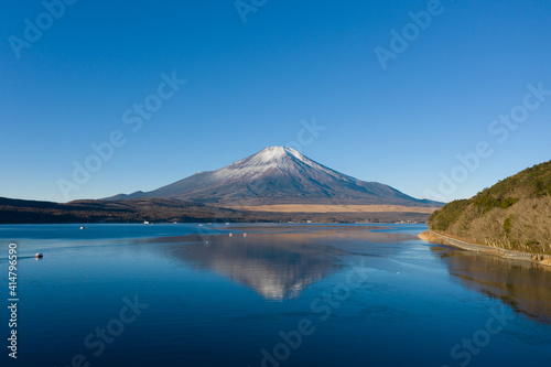 山中湖から望む富士山 冬景色