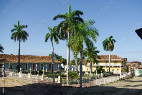 la belle Place Centrale ( plaza Mayor ) du village de Trinidad, Cuba
