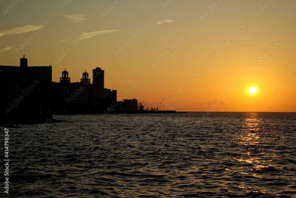 Coucher de soleil sur le malecón (la jetée) de La Havane, Cuba