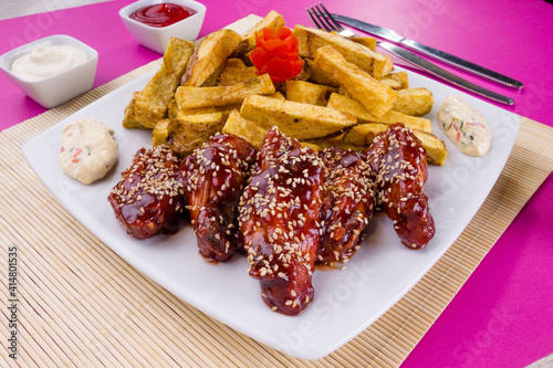 Obraz na płótnie Comida gastronómica de pollo y papas nativas fritas en plato para restaurante