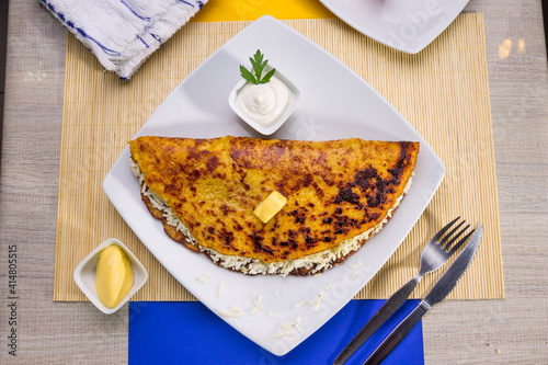 Canvastavla Comida típica de Venezuela servido en plato para restaurante, cachapas con relle